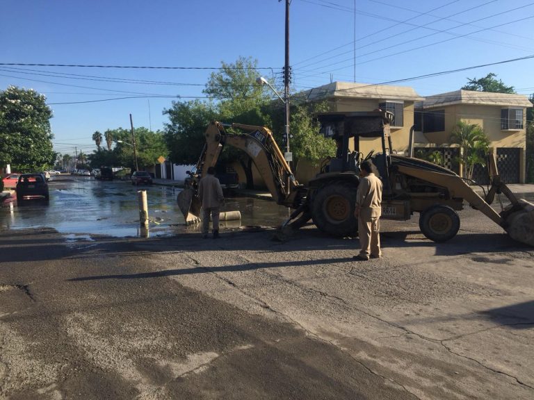 Colapsa red de drenaje e inunda de aguas negras varias colonias de Victoria