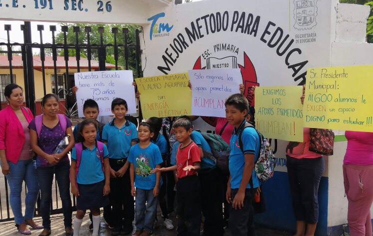 Protestan padres y maestros por falta de luz y agua en primaria de Matamoros