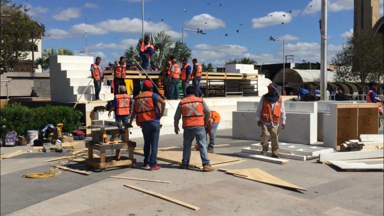 Inicia instalación de mega altar de muertos en plaza de Reynosa