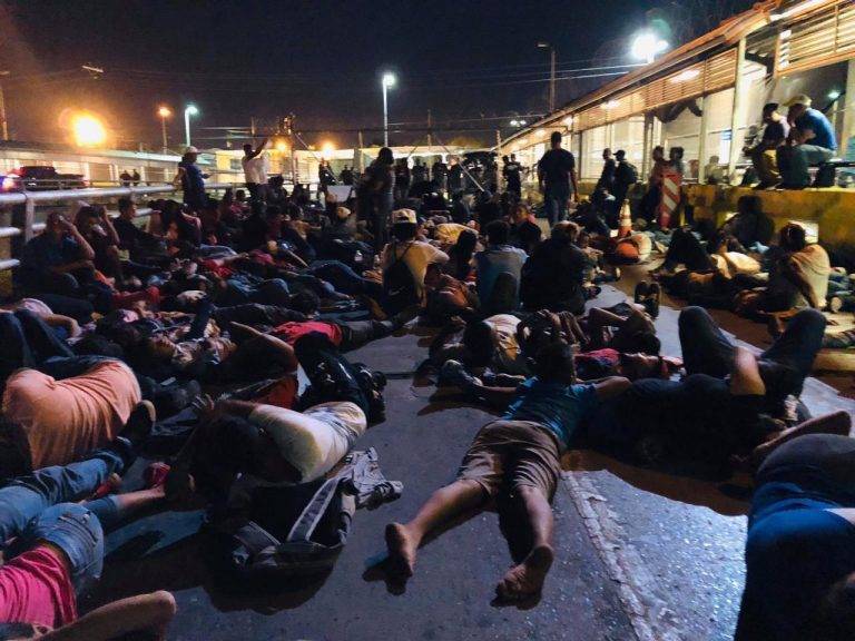 Migrantes bloquean Puente internacional en Matamoros