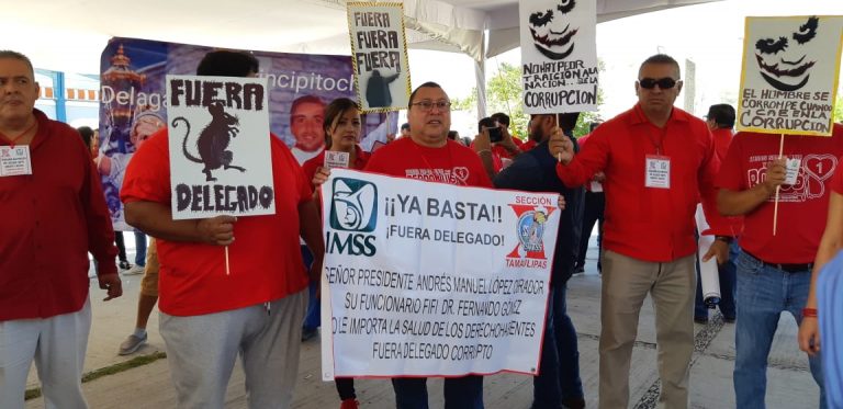 Protestan sindicalizados del IMSS en contra del Delegado Estatal