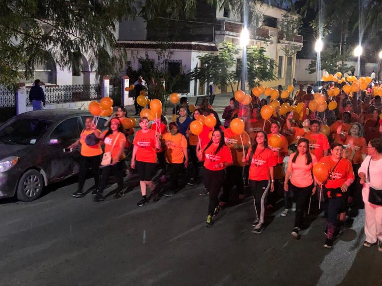 Marchan contra  la violencia hacia mujeres y niñas