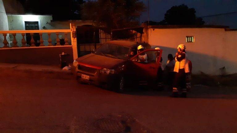 Camioneta sin control choca contra cochera