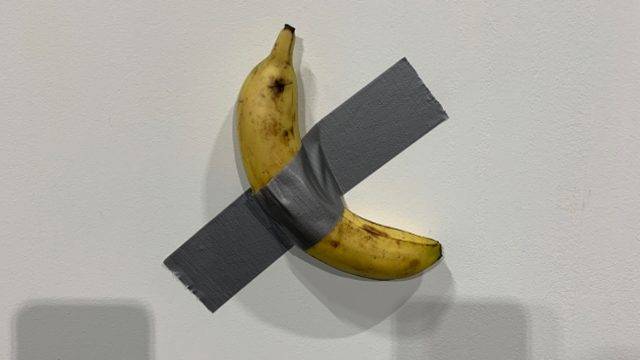 Venden banana como obra de arte en US$120,000 y se la comen en exhibición