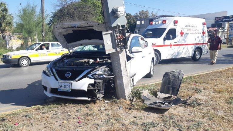 Choque frontal con poste deja lesionados