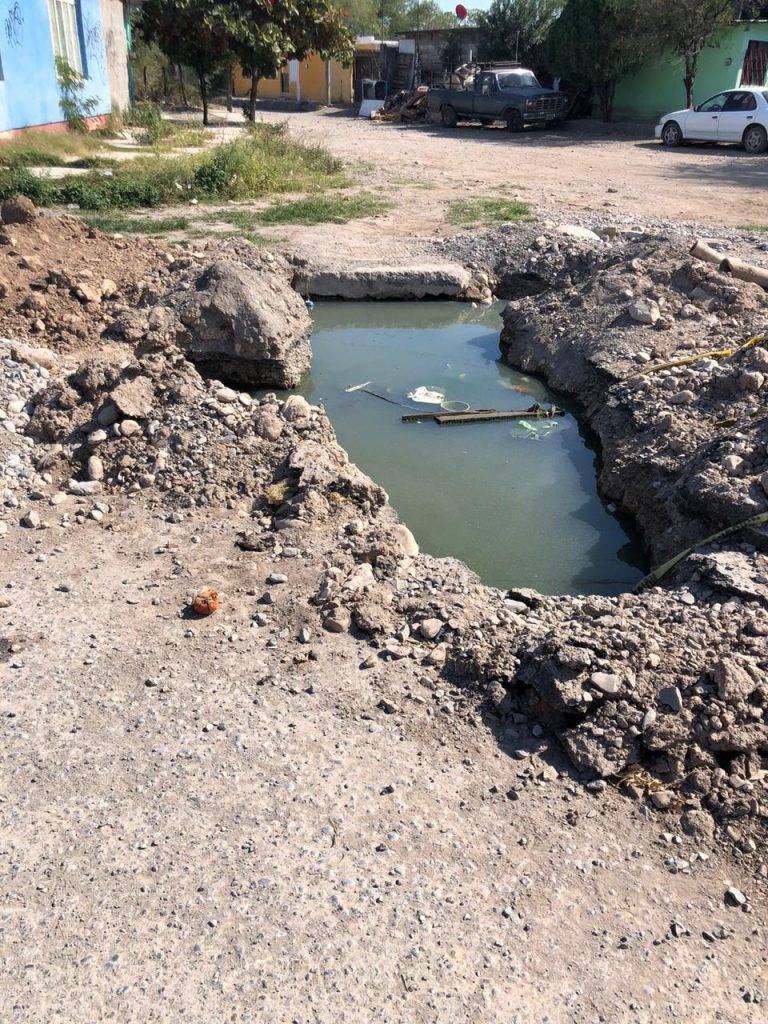 Trabajadores de COMAPA abren zanja donde brota drenaje y así­ la dejan
