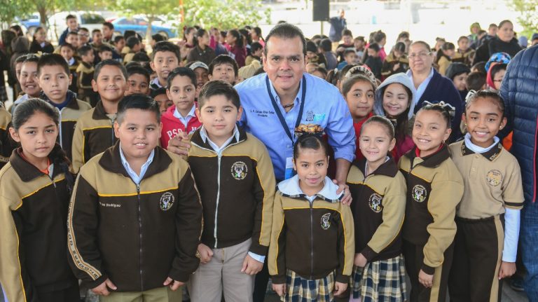 Aprueba alcalde de Nuevo Laredo 16 mil 500 becas  para estudiantes