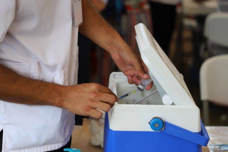 Se analiza poner vacuna de refuerzo anti-Covid a adultos mayores: AMLO