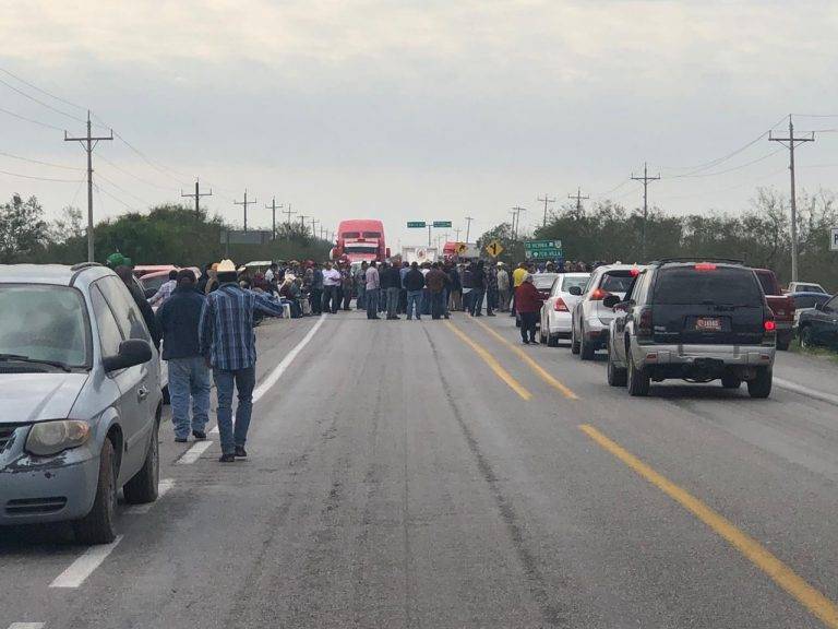 Agricultores cierran carretera Matamoros-Victoria en km. 201