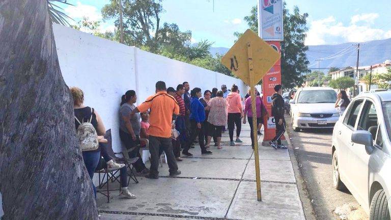 Inician padres de familia fila para inscripciones en Técnica Número Uno