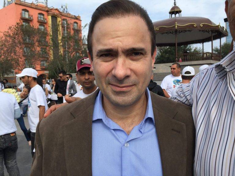 Pide aspirante a congresista de EU atender a migrantes