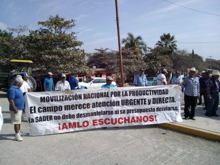 Productores cumplen su amago y cierran carretera Mante – El Abra