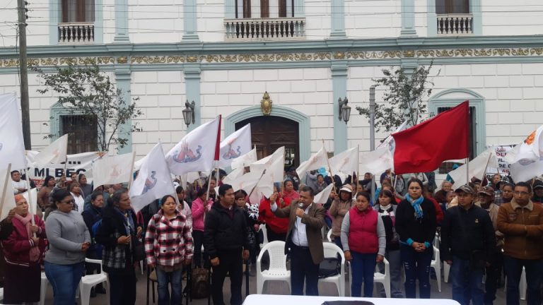 Antorchistas levantan plantón frente  a Presidencia Municipal