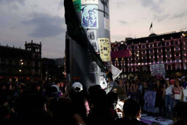 Ondea bandera negra en el Zócalo, un reclamo por los feminicidios
