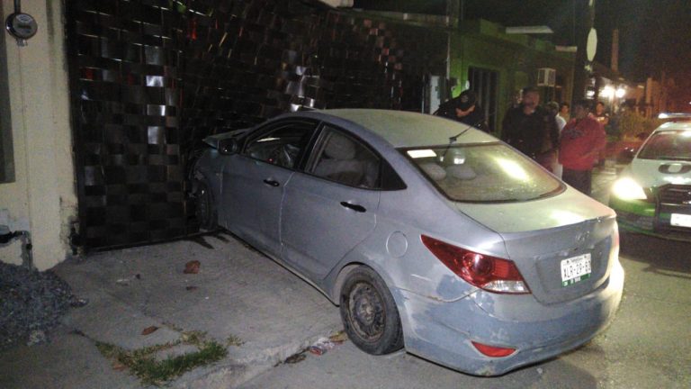 Conductora en presunto estado de ebriedad destruye fachada de una casa