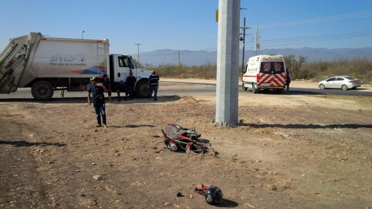 Motociclista derrapa, evita chocar con camión de basura