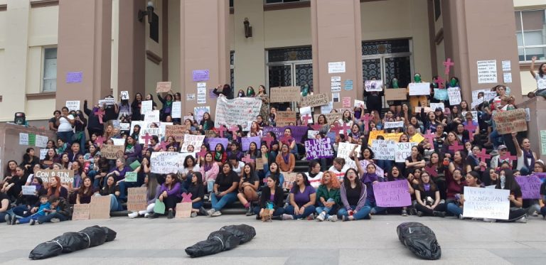 Mujeres se manifiestan contra violencia y el machismo en Victoria