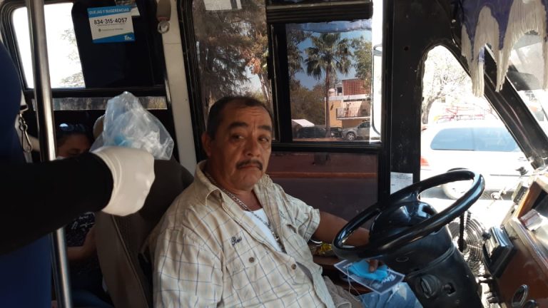 Entregan cubre bocas a conductores del transporte público