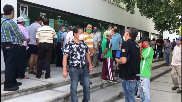 Derechohabientes del ISSSTE exigen medicamento mediante protesta