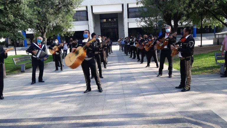 Integrantes del sindicato de músicos se manifiestan esta mañana en Palacio de Gobierno