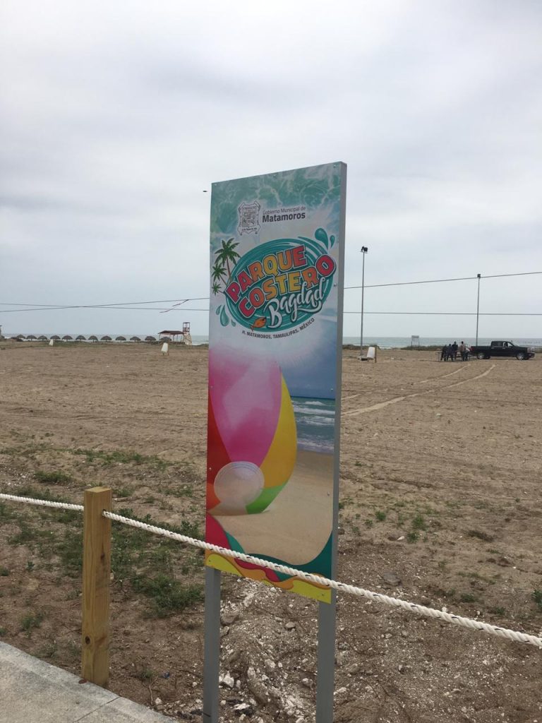 Trabaja Gobierno de Matamoros en área de estacionamiento de parque costero de Playa Bagdad