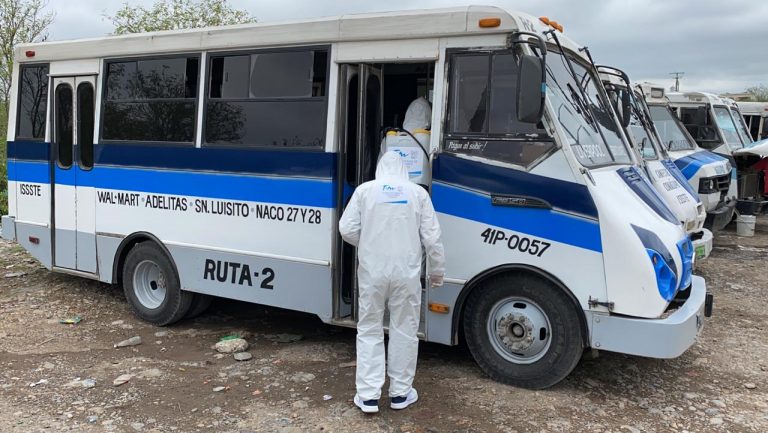 Sanitizan unidades del servicio de transporte público