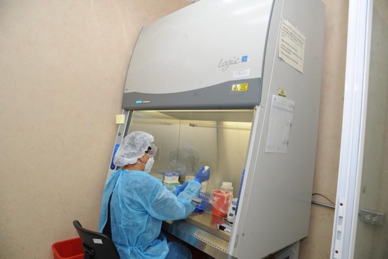 Con nuevo equipo de laboratorio para diagnóstico de COVID-19, Gobierno de Tamaulipas triplica capacidad en realización de muestras.