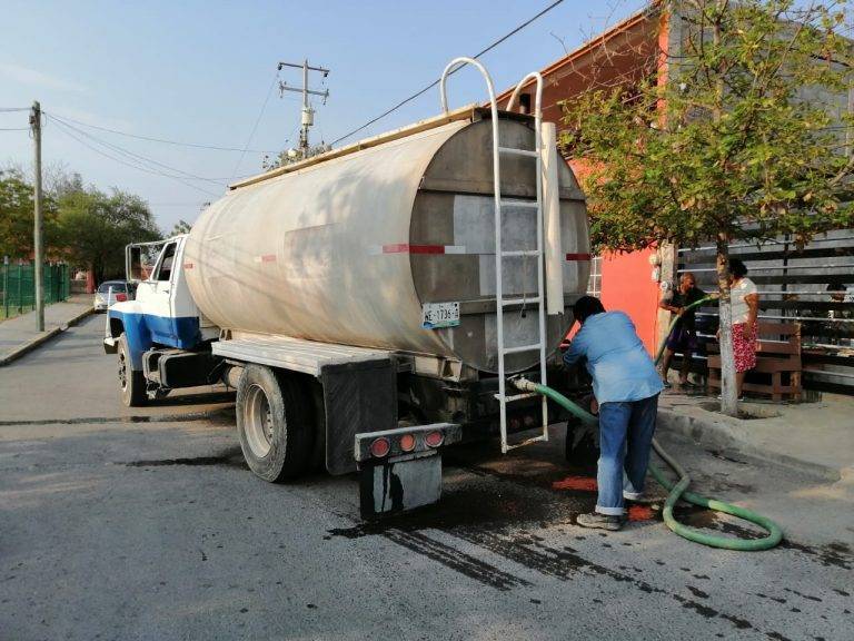SEBIEN y COMAPA  llevan a familias agua potable en Victoria