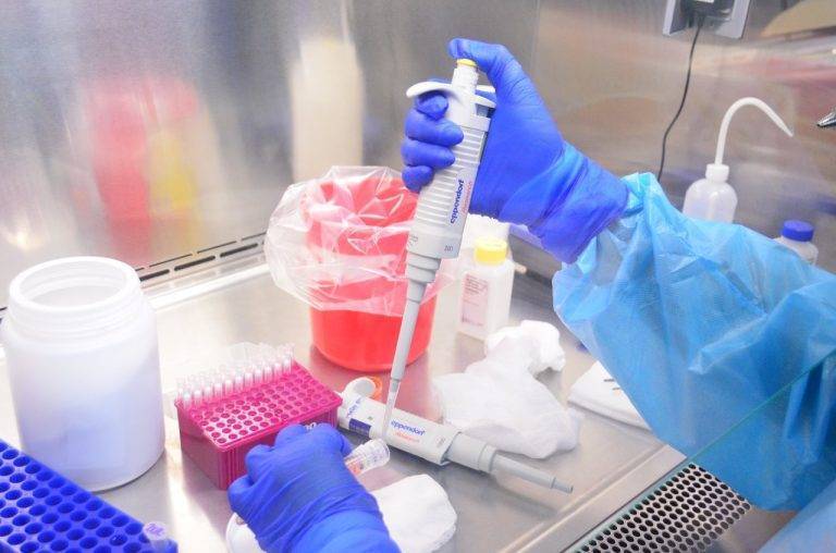 Cuarta ola de ómicron descenderá en febrero, proyecta Reyes Terán