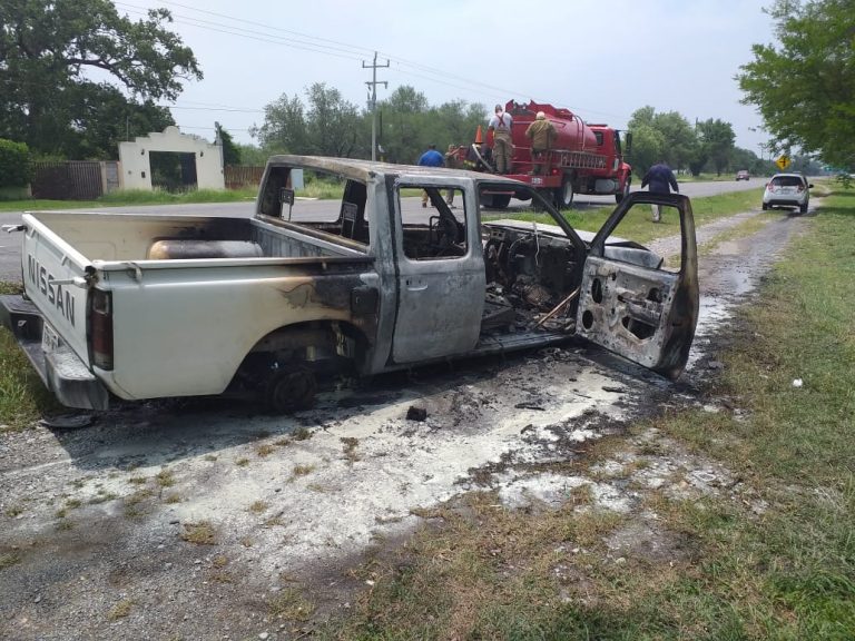Se incendia camioneta: queda como pérdida total