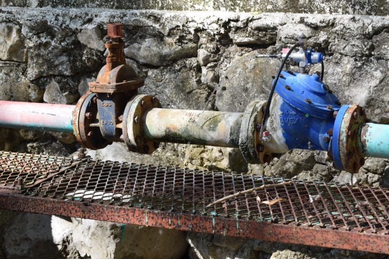 Habitantes de San Rafael obligan a empleados de COMAPA a reparar bomba de agua