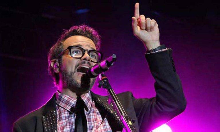 Aleks Syntek celebra 30 años en la música lanzando tres discos