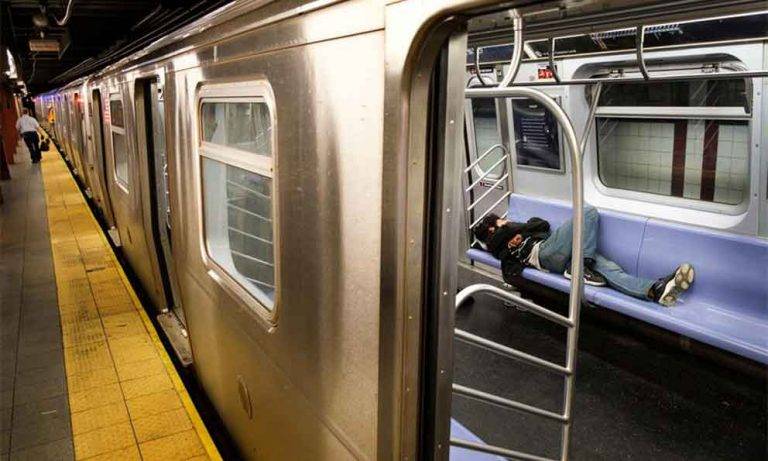 Nueva York refuerza ayuda a sintecho tras hallazgo de dos muertos en el metro