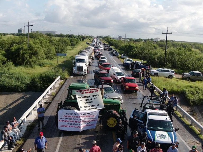 Productores agrí­colas bloquean carreteras