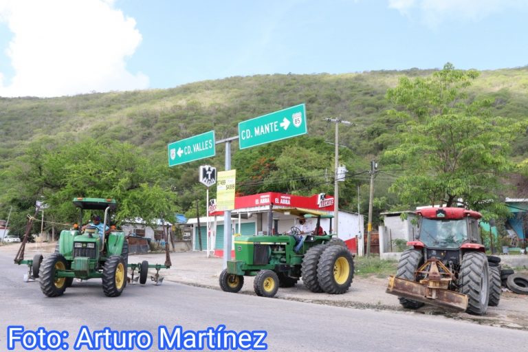 Campesinos bloquean carretera en Congregación El Abra