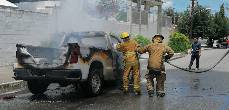 Camioneta de CFE es «devorada» por un incendio