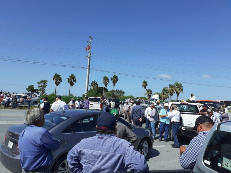 Campesinos bloquean Carretera Reynosa – Rio Bravo ante la negativa de sus demandas