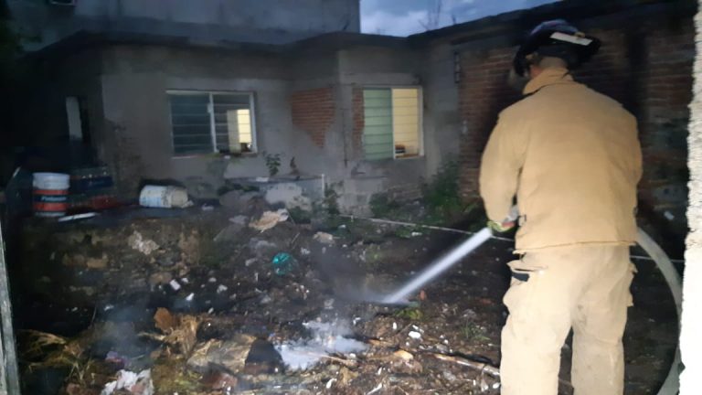 Sofocan Bomberos  incendio en el patio de una casa