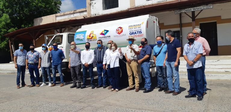 Empresarios se organizan para llevar agua con pipas a colonias
