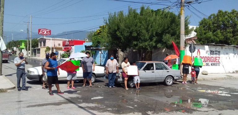 Cierran calle en protesta  contra Comapa
