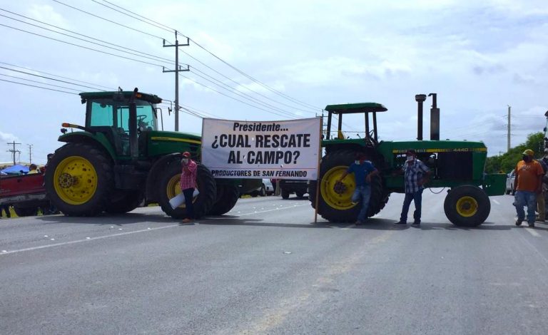 Campesinos bloquean carretera Reynosa – Rio Bravo, Exigen apoyos al campo