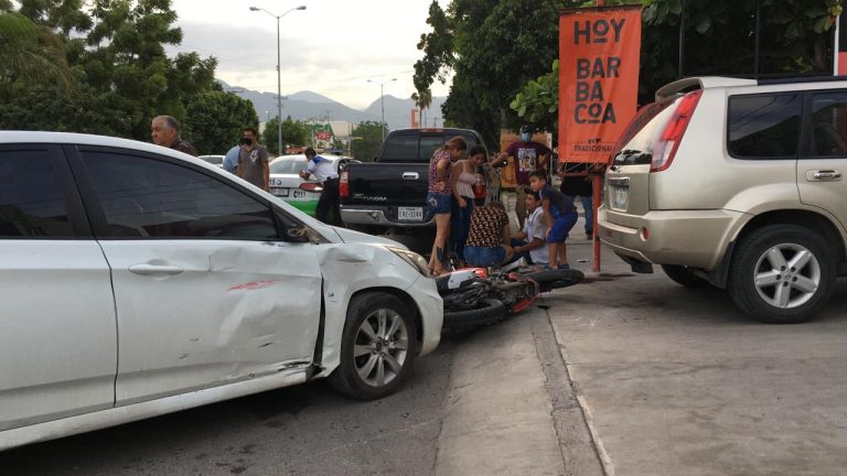 Motociclista resultó con heridas leves tras impactarse contra automóvil