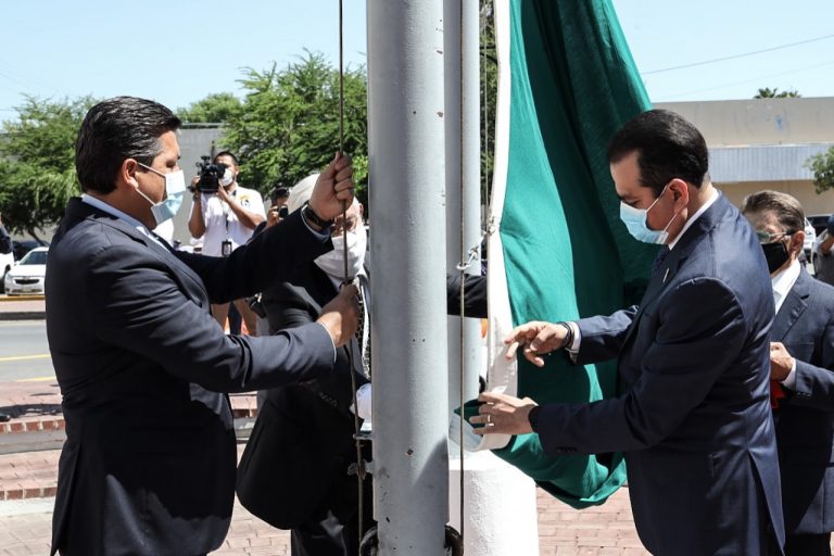 Izan Bandera Gobernador y Alcalde en Aniversario 172 de NLD