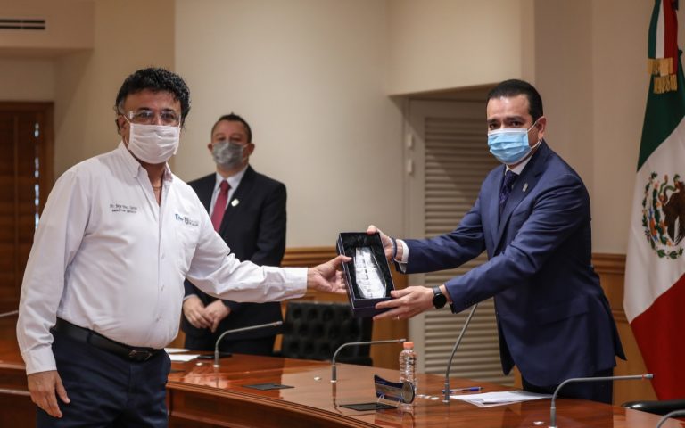 Entrega Rivas a Médicos la Distinción â€œOrgullo NLDâ€