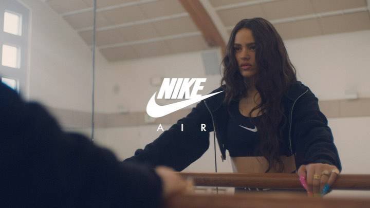 Rosalí­a firma con Nike