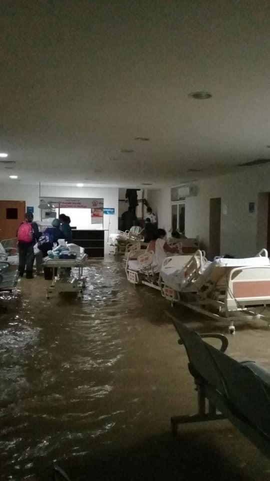 Evacuan pacientes del Hospital Materno Infantil ante inundación