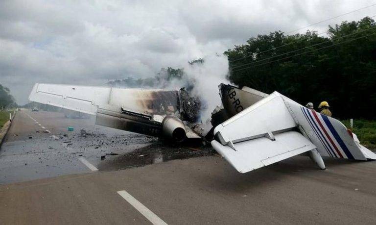 Aseguran jet en carretera de Quintana Roo; la habrí­an incendiado para escapar