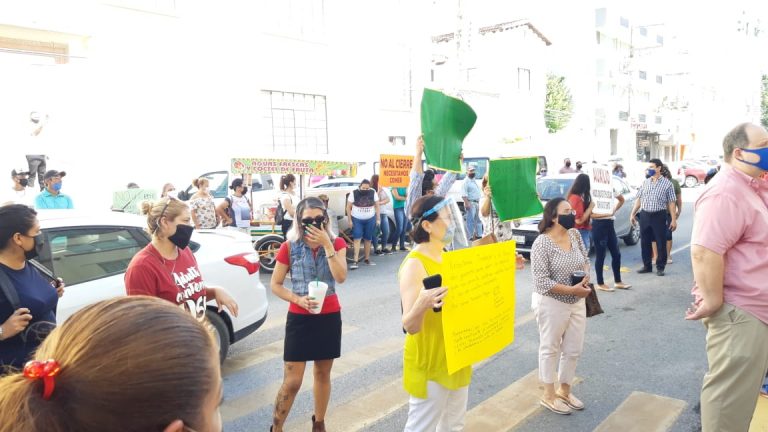 Protestan frente a Palacio de Gobierno comerciantes  establecidos de esta capital