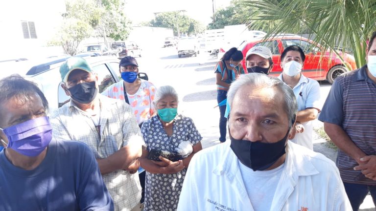 Protestan colonos frente a Comapa, denuncian la falta de agua potable