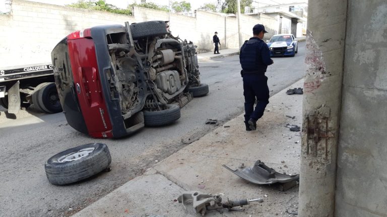 «Acelerado» choca contra una casa y termina volcado